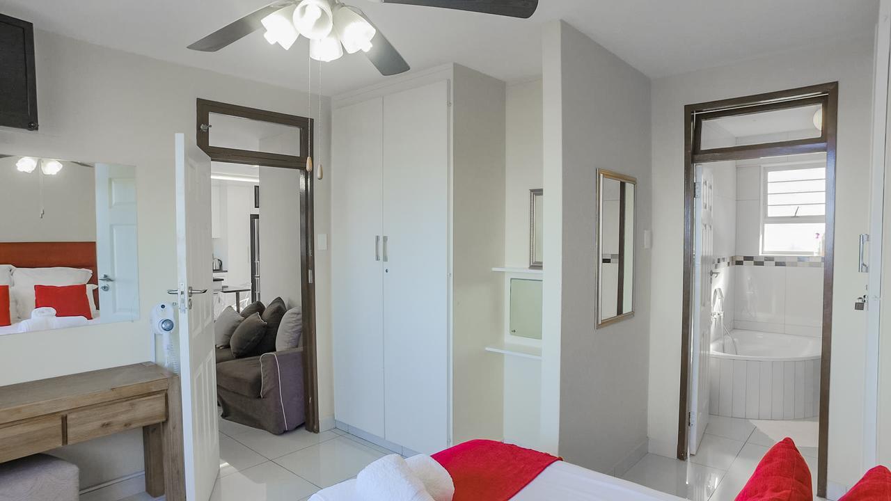 South Coast Beachfront Holiday Apartments Amanzimtoti Exteriör bild