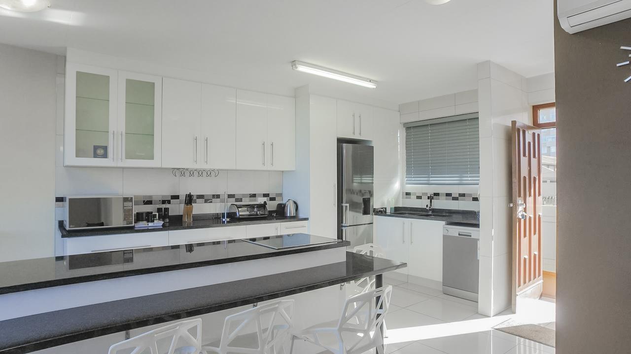 South Coast Beachfront Holiday Apartments Amanzimtoti Exteriör bild